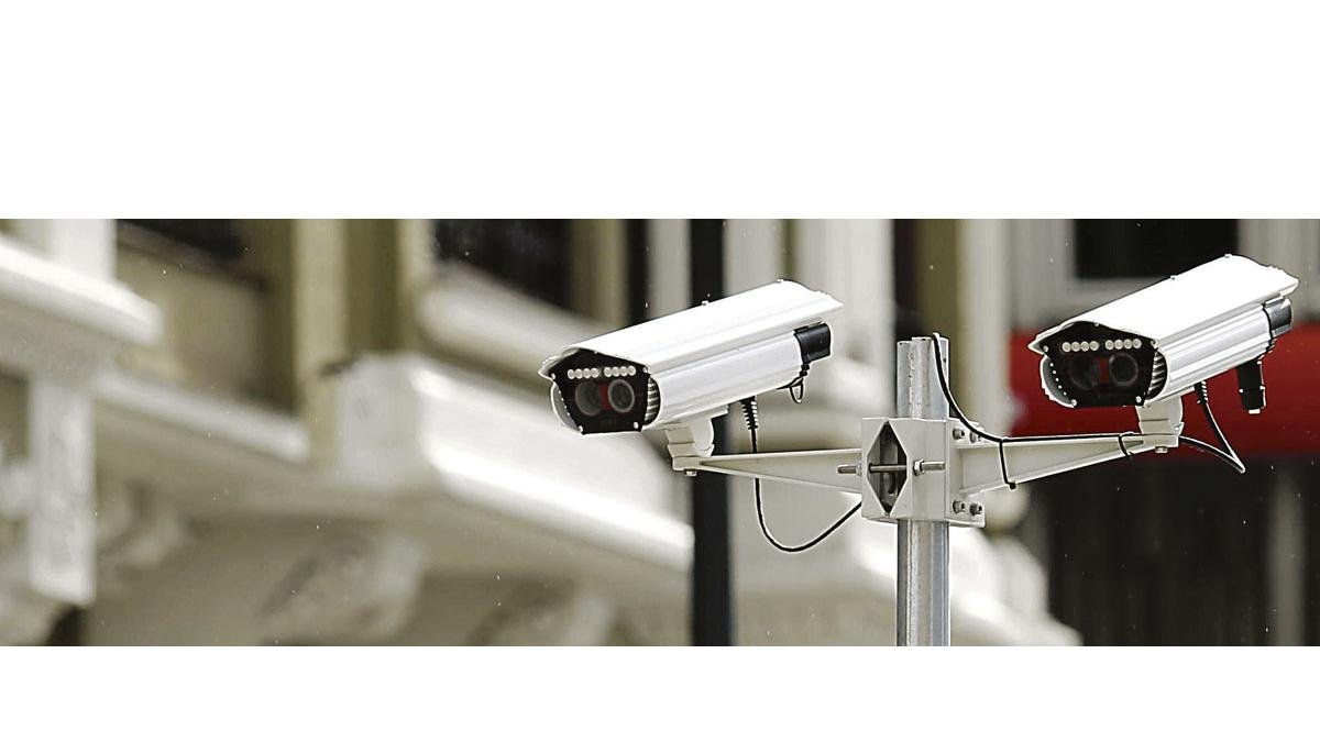 Cámaras de vigilancia instaladas en la Plaza de Santo Domingo. DL