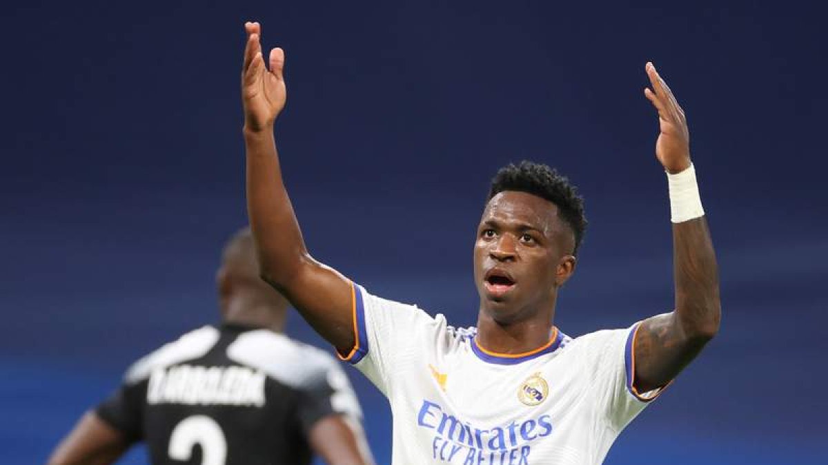 Vinicius aspira a convertirse en un ídolo del madridismo. JUANJO MARTÍN
