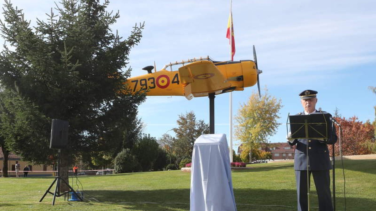 Ballesta Miñarro, durante la inauguración del avión en el parque de La Virgen del Camino. RAMIRO