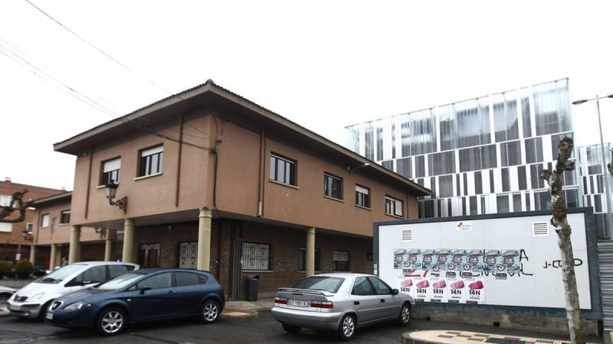 Imagen del exterior de la casa consistorial de Villaquilambre, con el edificio nuevo al fondo.