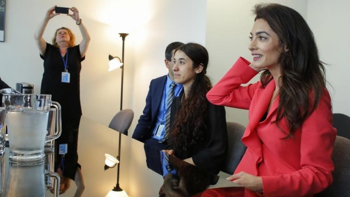 Amal Clooney, en primer término, y Nadia Murad.