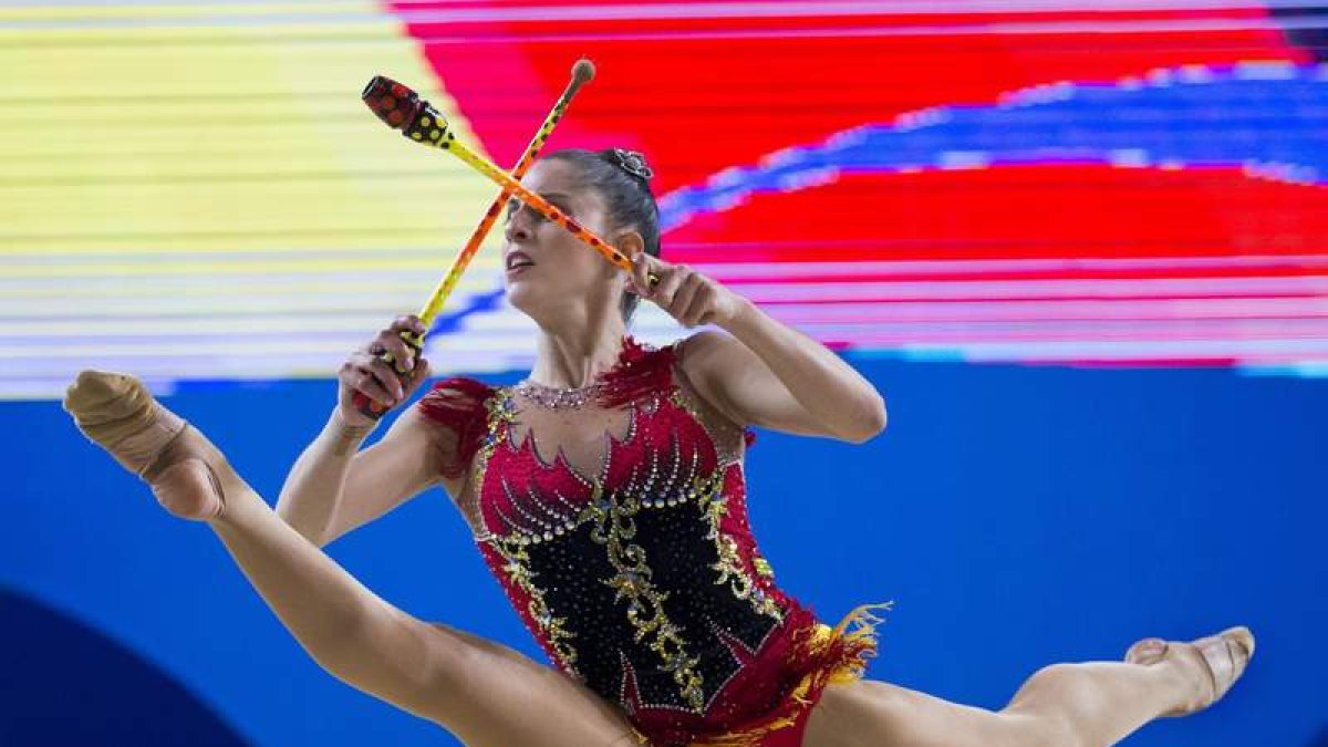 Carolina durante su ejercicio de mazas en el Europeo de gimnasia rítmica celebrado en Holon. HOLLANDER
