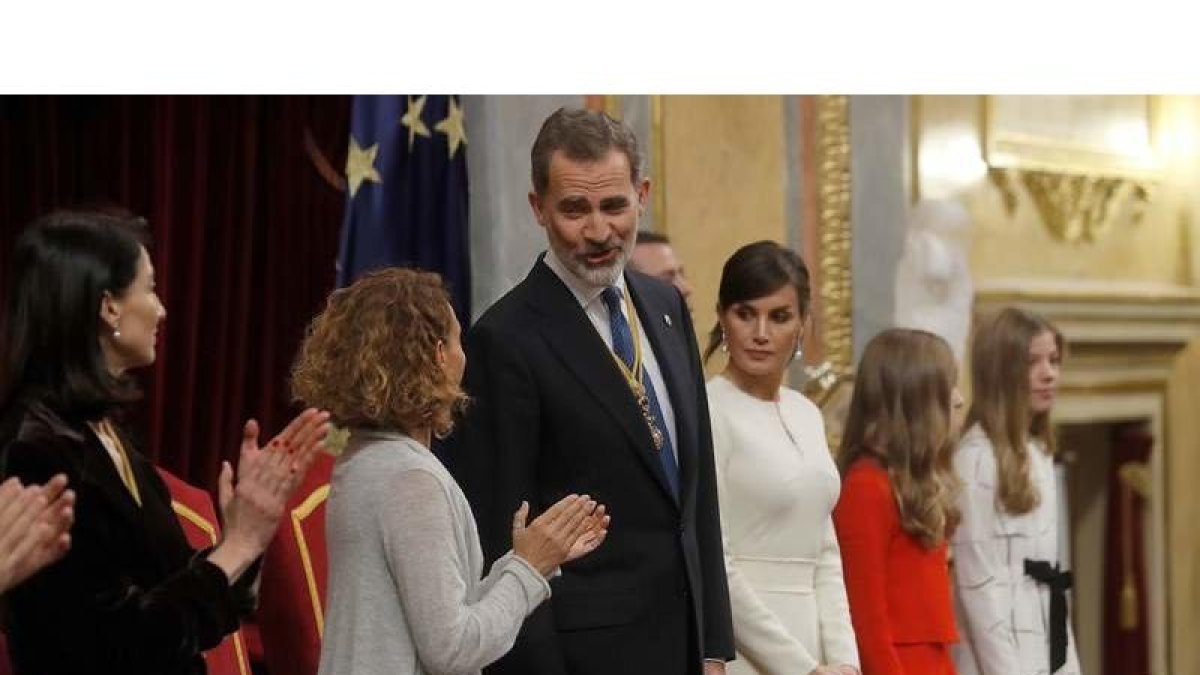 El rey agradece a la presidenta del Congreso, Meritxell Batet, y la del Senado, Pilar Llop, los aplausos a su discurso durante la apertura solemne de la XIV legislatura.