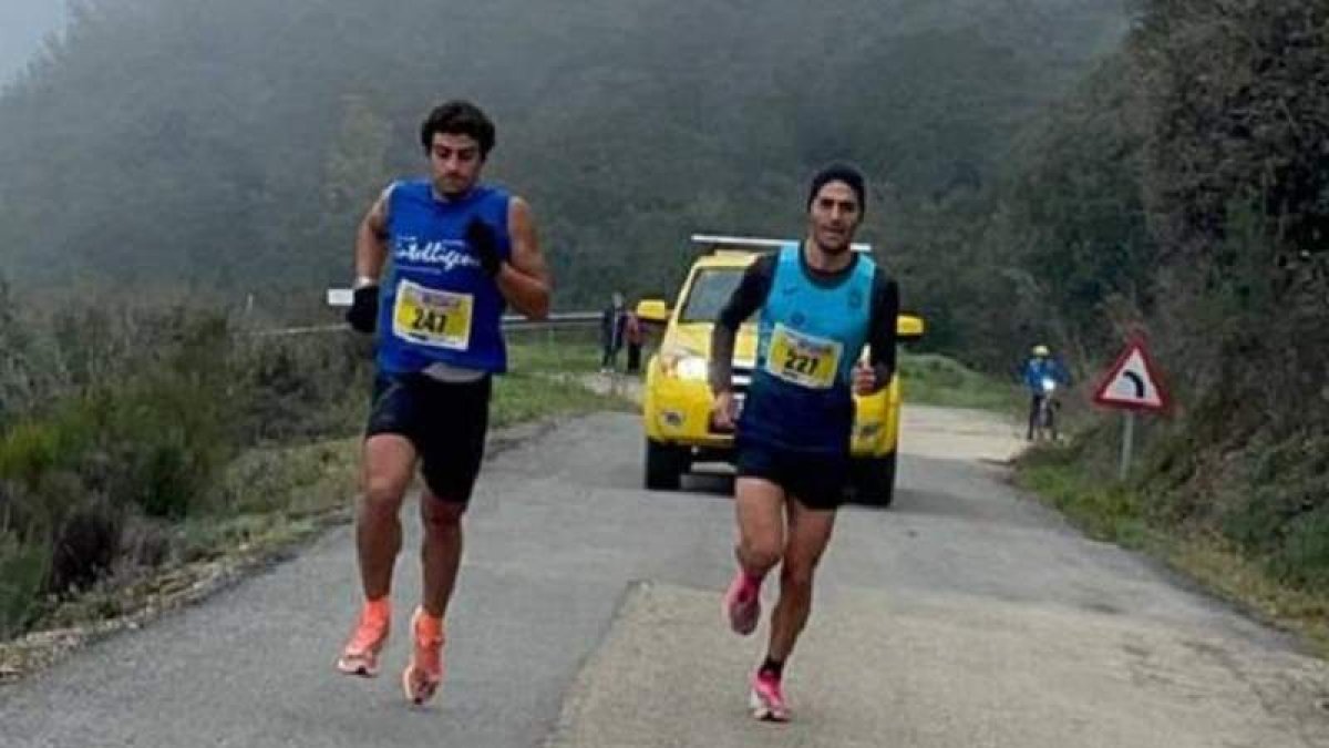 Kevin Viñuela y Álex Mártinez en plena subida. FLAVIA MARTÍNEZ