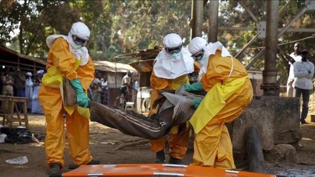 Miembros de la Cruz Roja de Francia transportan el cuerpo de una persona sospechosa de estar contagiada con el virus del ébola en Guinea, en enero del 2015.