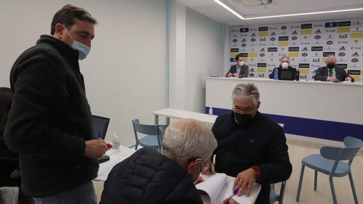 Miembros del Consejo de Administración, echando un vistazo a las cuentas antes del comienzo de la Junta de Accionistas. ANA F. BARREDO