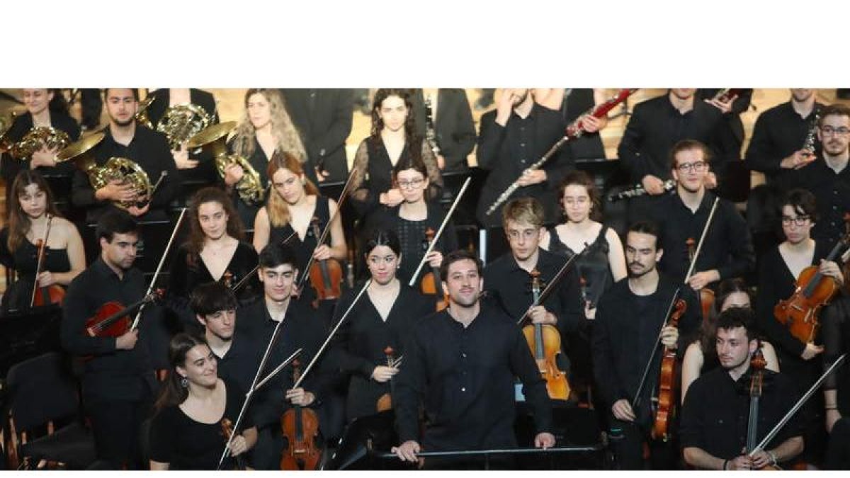Un momento del concierto de ayer tarde por la Orquesta Sinfónica de Castilla y León. L. DE LA MATA