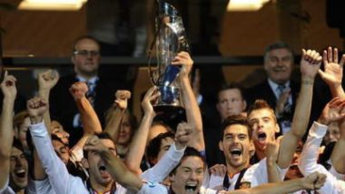 Los jugadores españoles, exultantes de alegría, con su copa de reyes de Europa.