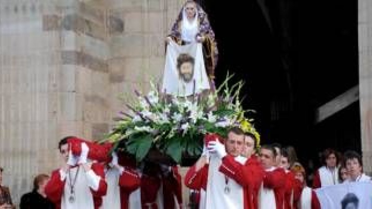 La imagen de La Verónica salía ayer de la iglesia del monasterio por primera vez en procesión