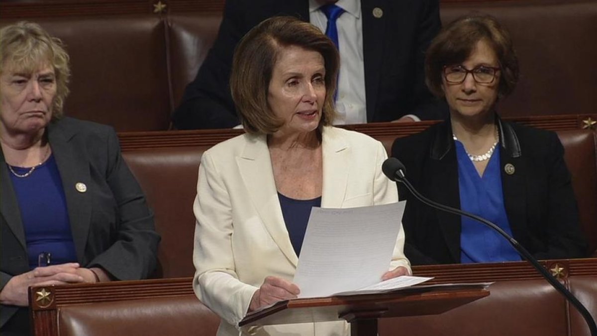 Nancy Pelosi durante su discurso de ocho horas en la Cámara de Representantes de EEUU.