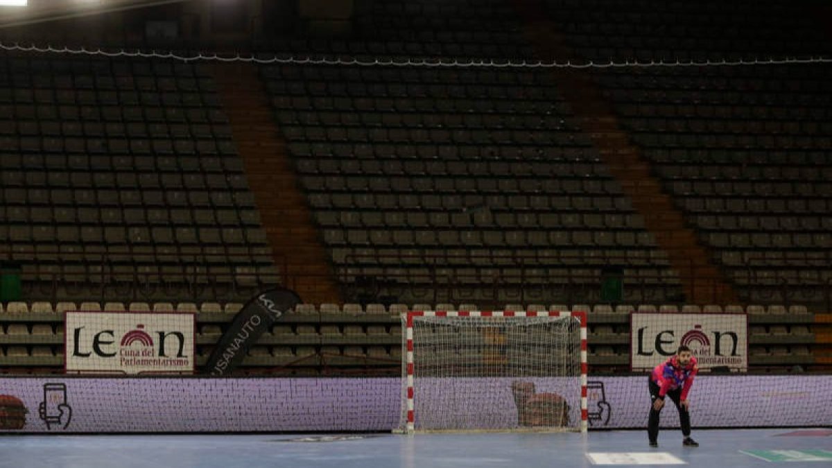 El Ademar regresará al Palacio de Deportes este domingo para medirse a Puerto Sagunto. FERNANDO OTERO