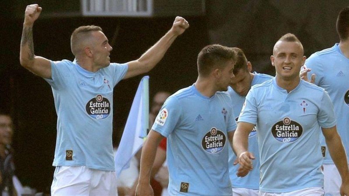 Aspas (izquierda) celebra un gol ante el Atlético junto a sus compañeros.