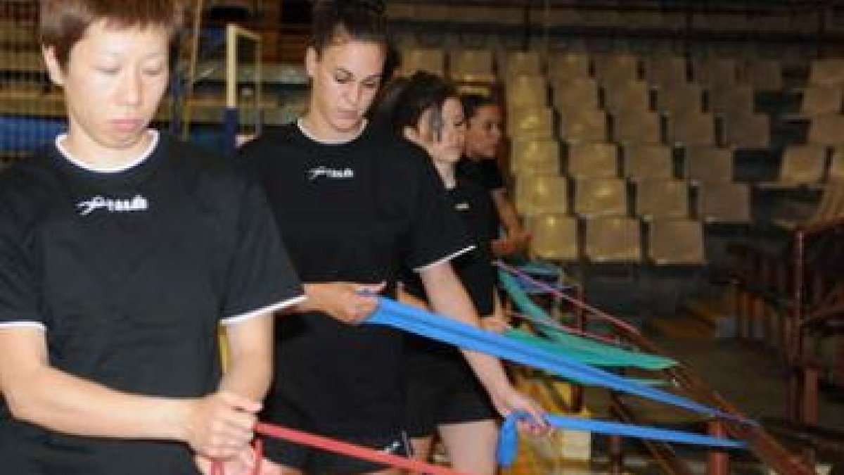 Las jugadoras del Cleba León Balonmano durante un entrenamiento reciente.
