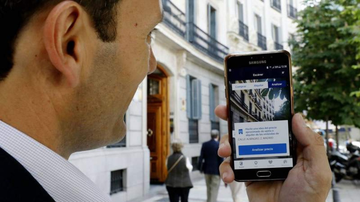 La aplicación BBVA Valora View se descarga en el móvil y ofrece la información del edificio en el que se fija la pantalla. DL
