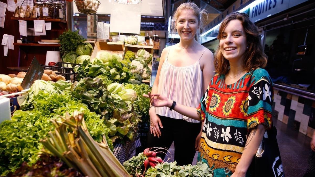 Las vegetarianas Patricia y Teresa, en el mercado.