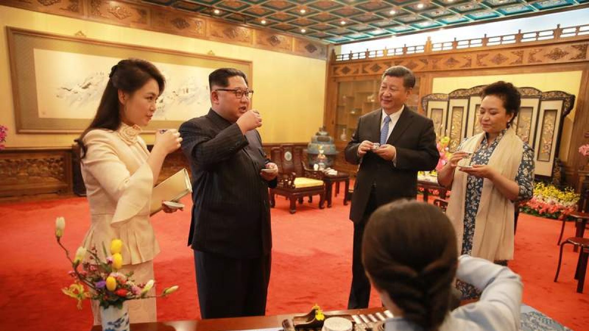 Kim Jong-un y su esposa, Ri Sol-ju, junto a Xi Jinping y la primera dama china, Peng Liyuan. KCNA