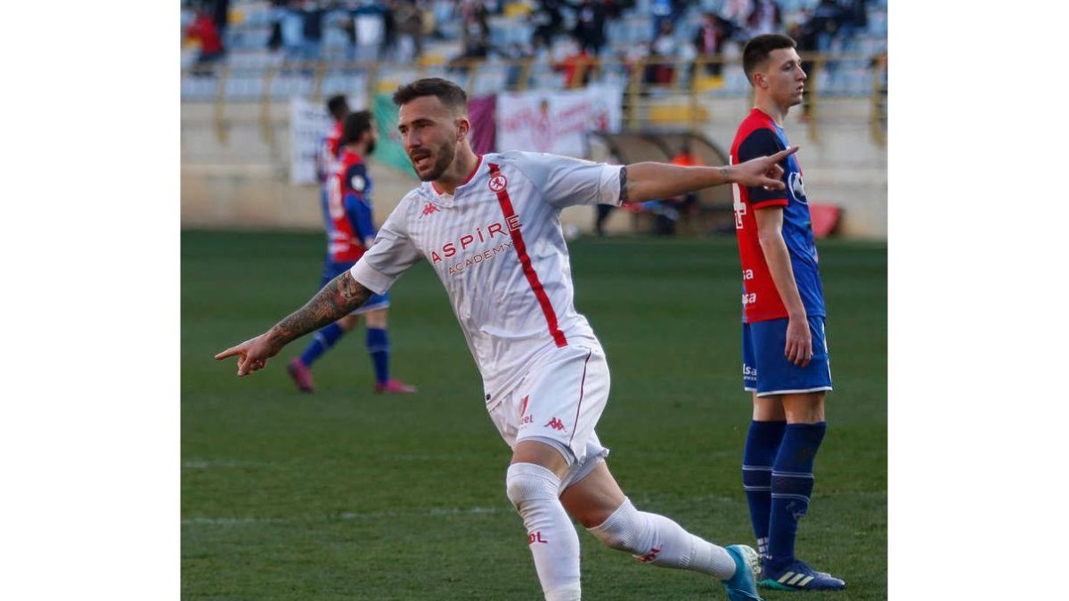 Dioni Villalba rescató al equipo con un gol genial cuando el Langreo se había adelantado. FERNANDO OTERO