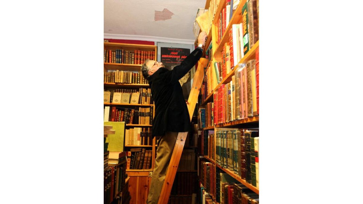 Moncho Perales en una de las estancias de la librería La Trastienda, el local de libros antiguos que regenta