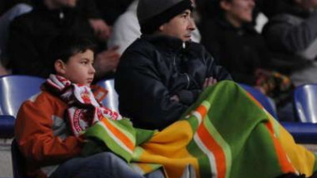 Las peñas de la Cultural mostraron su apoyo tanto en las gradas como en los aledaños del estadio