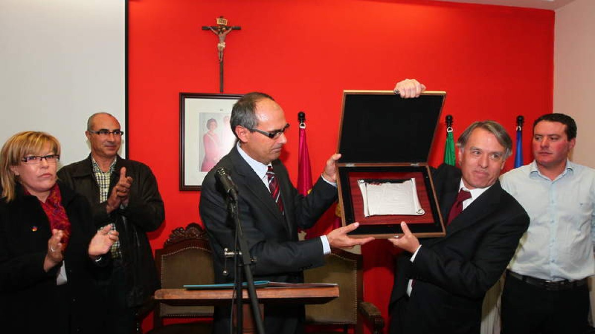 VecinJavier Álvarez entregó la placa al subdelegado