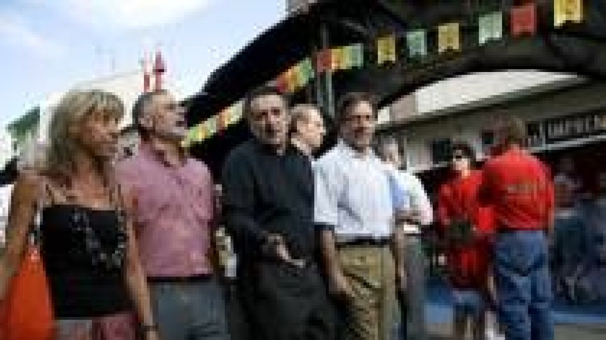 El secretario general de Turismo, Raimon Martínez (con camisa oscura), ayer paseando por Veguellina