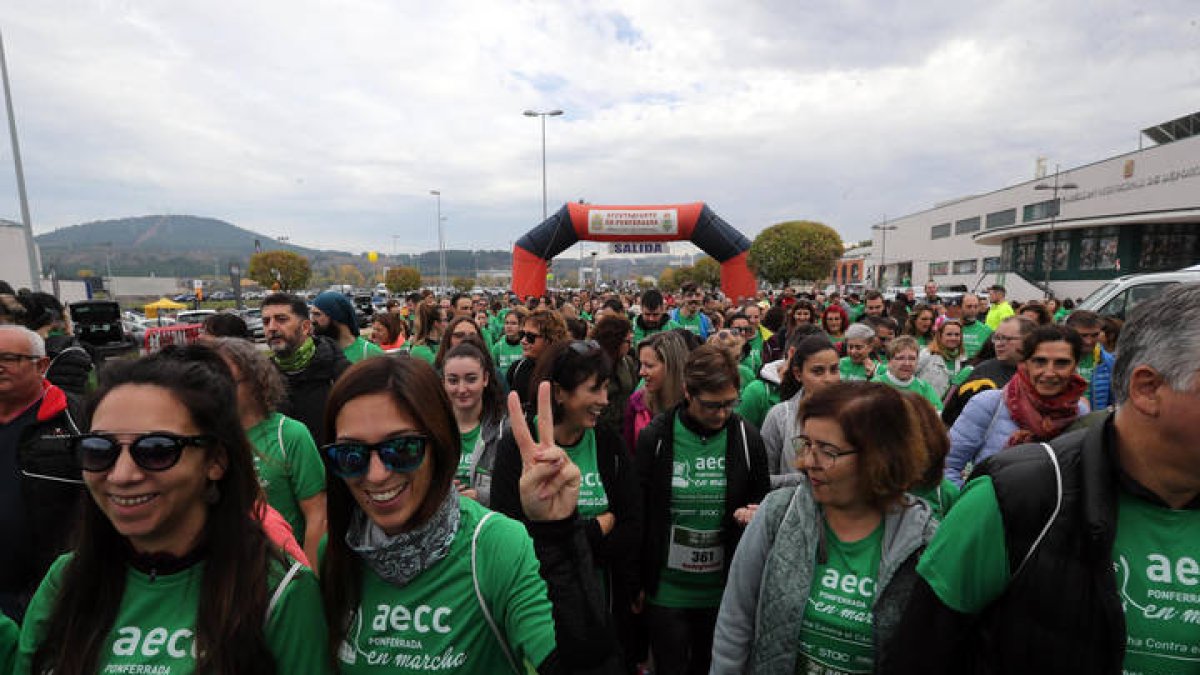 Marcha solidaria contra el cáncer de la AECC en Ponferrada. ANA F. BARREDO