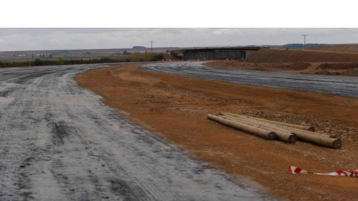 Alguno de los pasos que da la A-60 en el entorno de la carretera a Cistierna, al pie de Mansilla. JESÚS