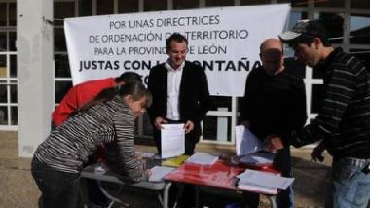 Nicanor Sen, alcalde de Cistierna, en la recogida de firmas.