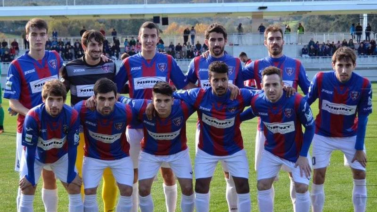 Jorge García, primero por la derecha, es el primer fichaje de la Ponferradina procedente del Leioa. BESOCCER