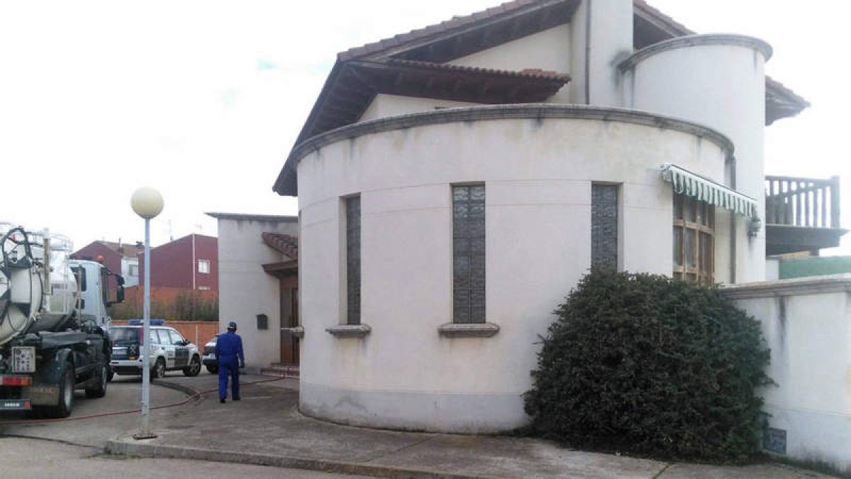 Los indicios apuntan a que el fuego se originó en la instalación electrica del chalé. DL