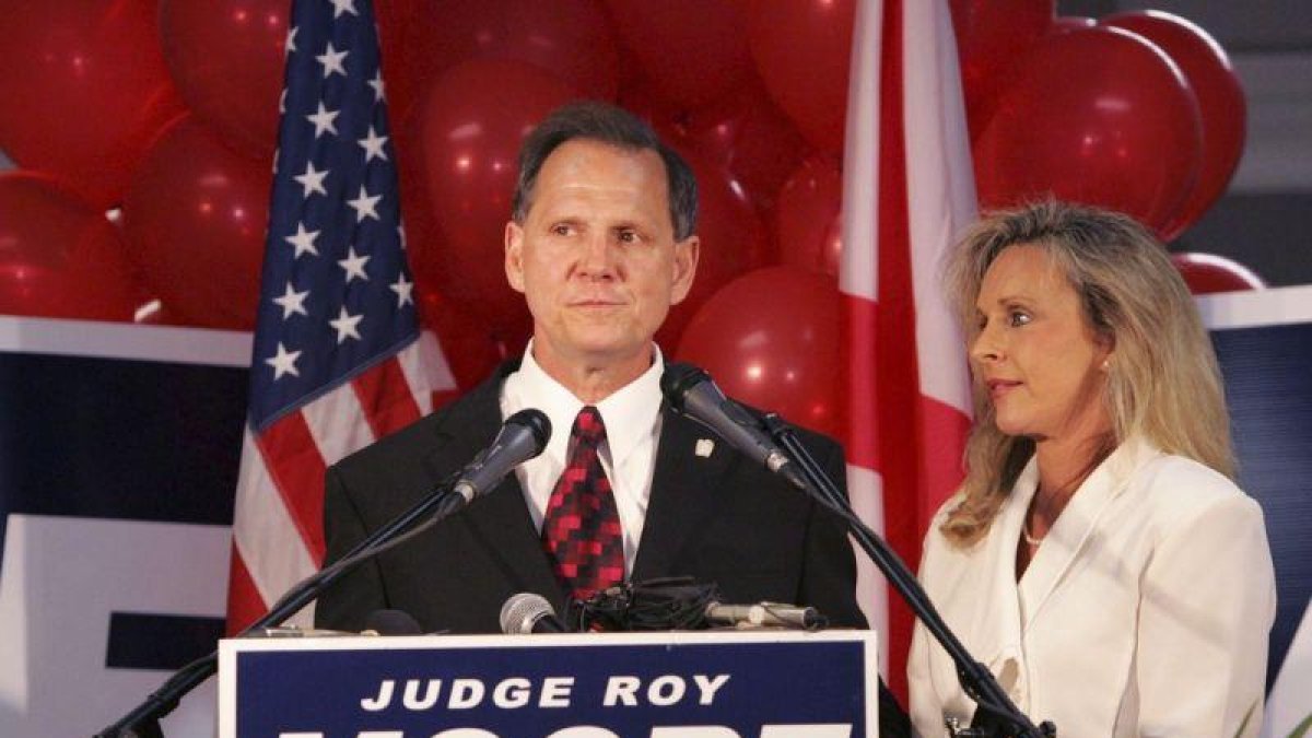 El candidato republicano para las elecciones legislativas en Alabama, Roy Moore, en un acto de campaña acompañado por su esposa.