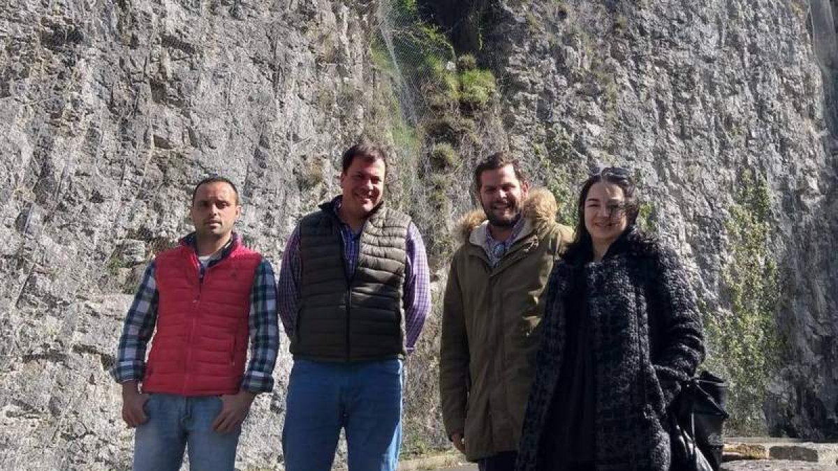 Santiago Vélez, acompañado por el alcalde y otros cargos de Sajambre. DL