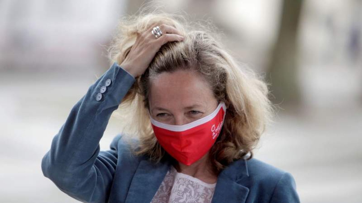 La vicepresidenta Nadia Calviño, durante su paseo ayer por La Coruña. CABALAR