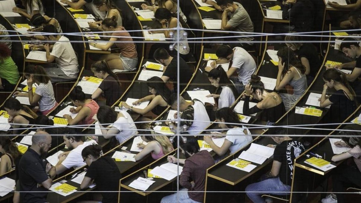 Unos estudiantes se examinan de la selectividad en el campus de Ciutadella de la Universitat Pompeu Fabra (UPF), en Barcelona.