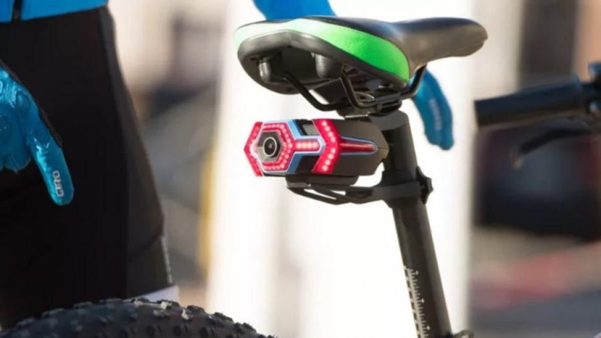 Una 'star-up' de EEUU ultima una cámara para bicicletas que transforma el móvil en un útil retrovisor.