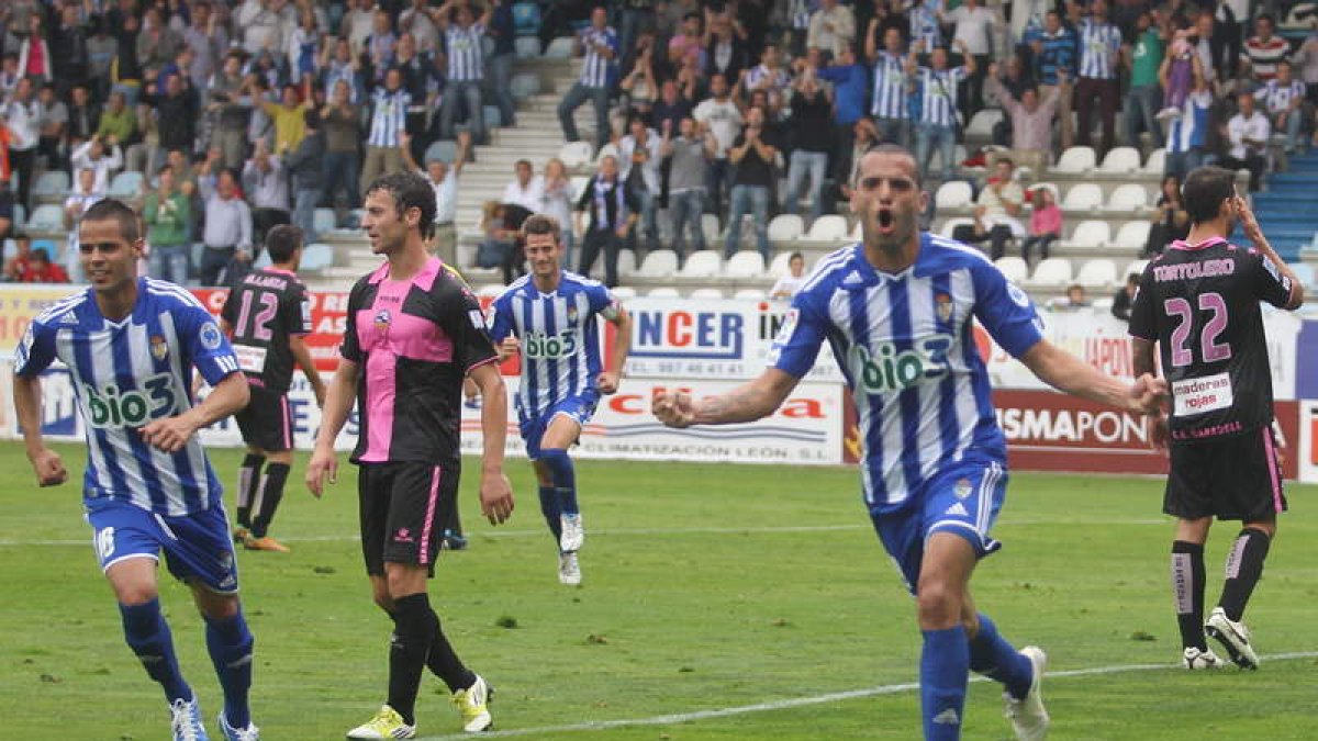 Acorán y Yuri celebran el triunfo ante el Sabadell en El Toralín.