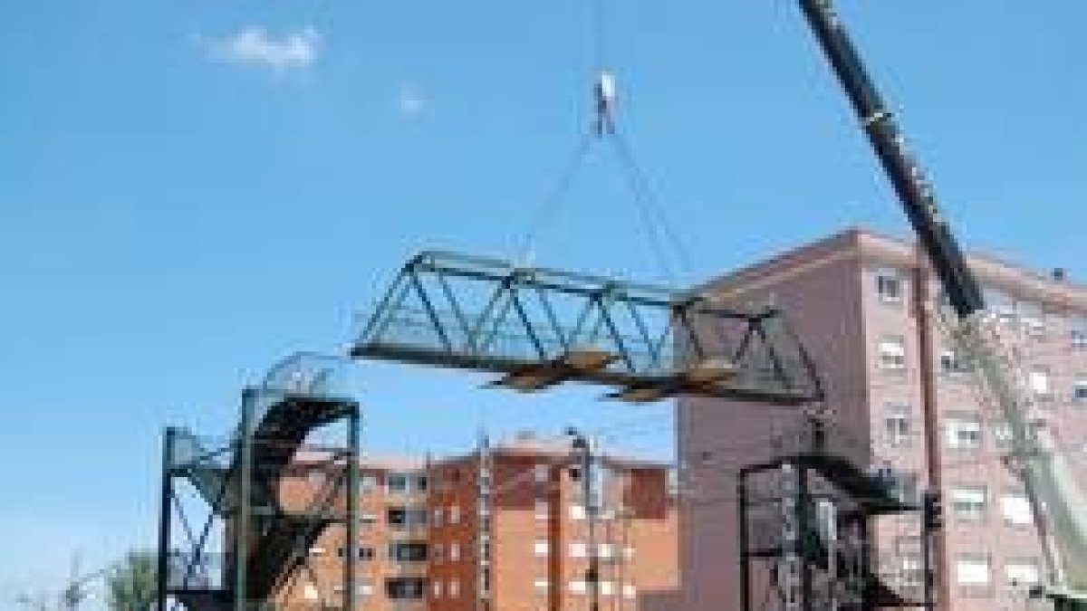 La empresa que realizará las obras comenzó a desmontar la pasarela metálica de la calle Limonar