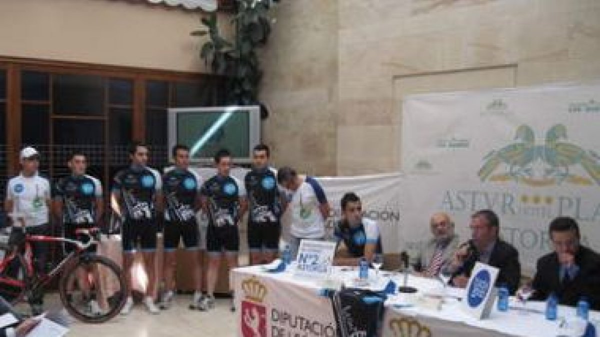 Integrantes del Turisleón junto a López Benito, Avelino Vázquez y demás patrocinadores.