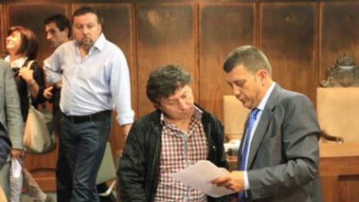 Folgueral y Riesco, ayer al terminar el pleno.