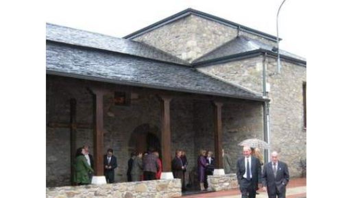 Los vecinos acudieron ayer a la inauguración de la iglesia.