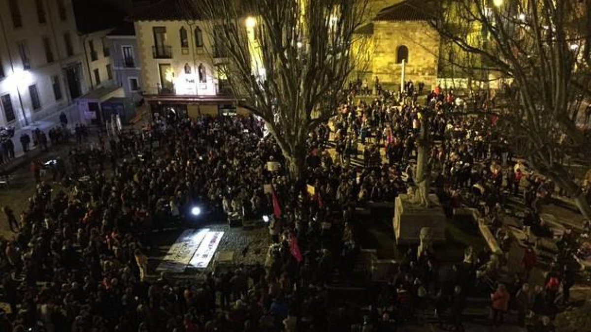 Manifestantes concentrados en la Plaza del Grano esta tarde-noche.