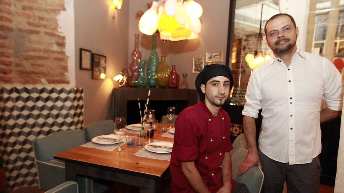 Sergio y Javier, cocinero y ‘cabeza pensante’ de La Favorita en el comedor del restaurante situado en la Plaza Mayor.