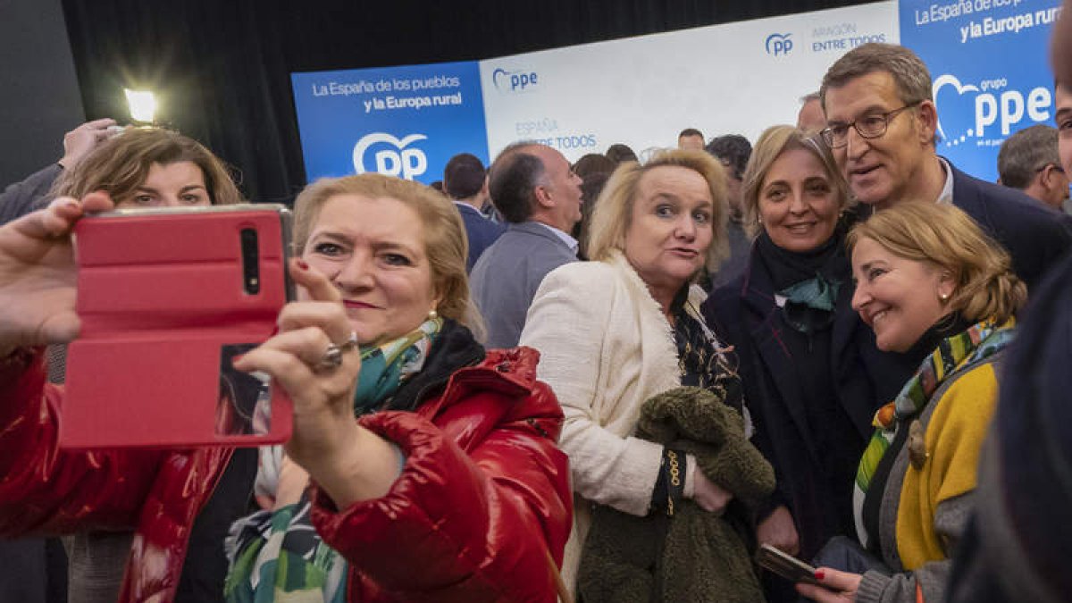 Alberto Núñez Feijóo con unas simpatizantes, ayer en Teruel. ANTONIO GARCÍA