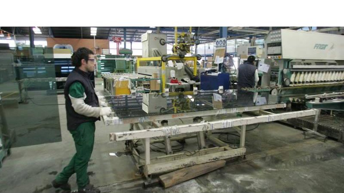 Trabajadores de Vitro en una de las factorías bercianas.