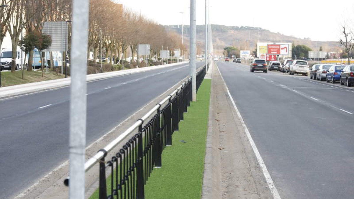 La reurbanización de la avenida Europa se remata con hierba artificial en la mediana. MARCIANO PÉREZ