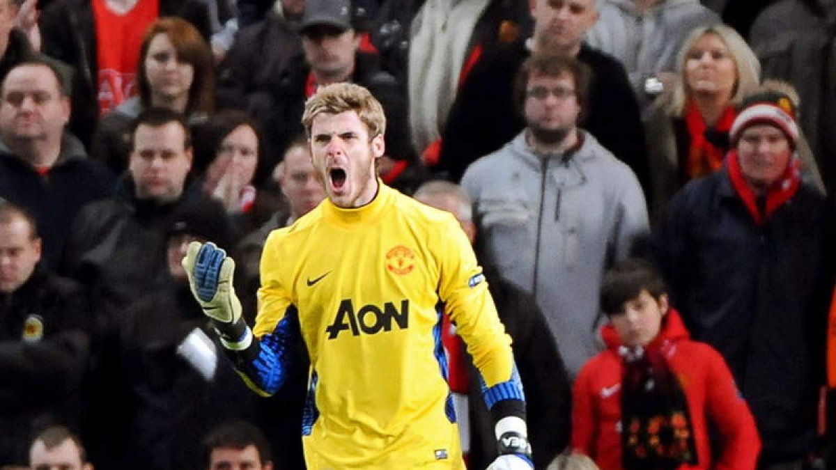 El guardameta David de Gea del Manchester United grita a sus compañeros durante el partido.