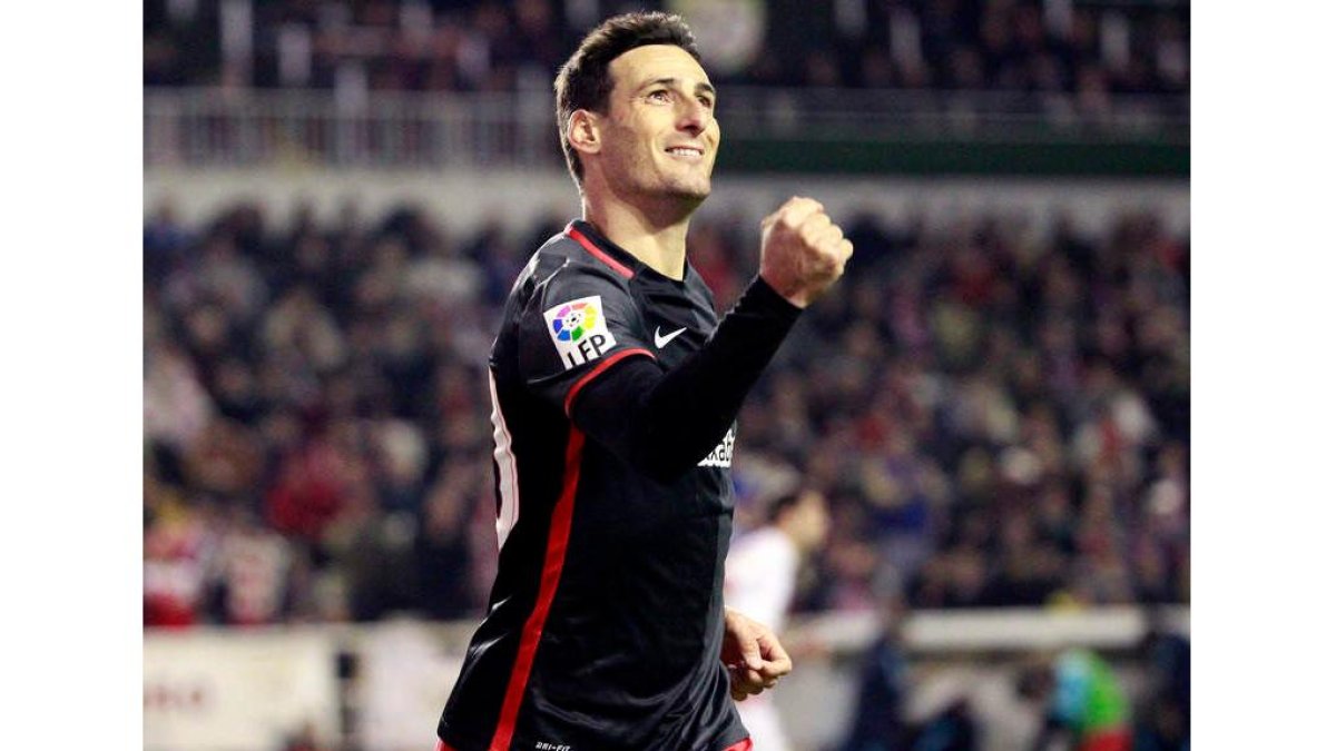 Aduriz celebra uno de sus tres goles ante el Rayo.