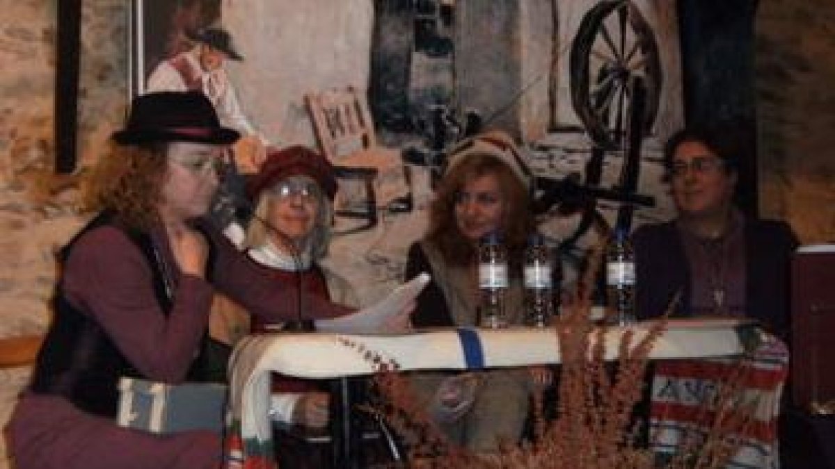 Participantes en el Filandón de Val de San Lorenzo.