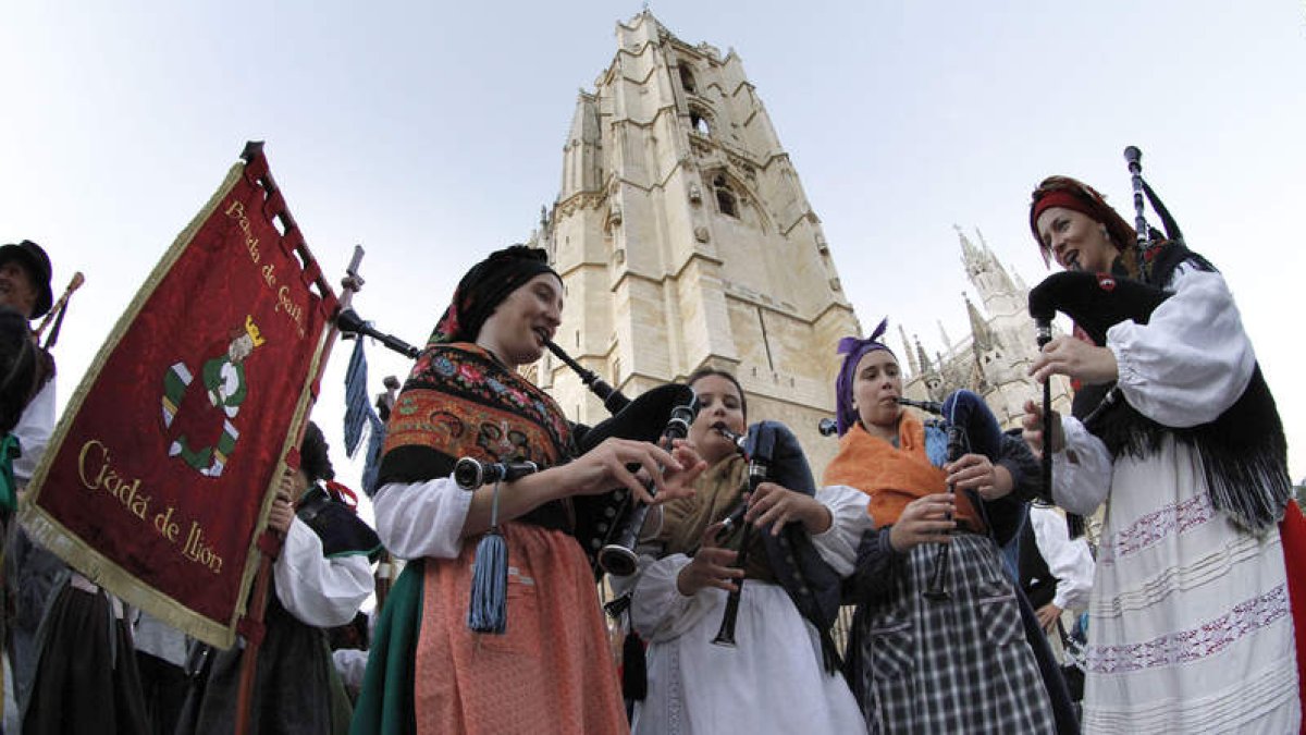 Componentes de la banda de gaitas Ciudá de Llión, en las fiestas de San Froilán de hace cinco años. BRUNO MORENO