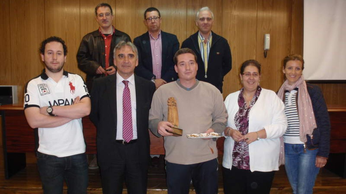 El confitero ganador posa junto al jurado.